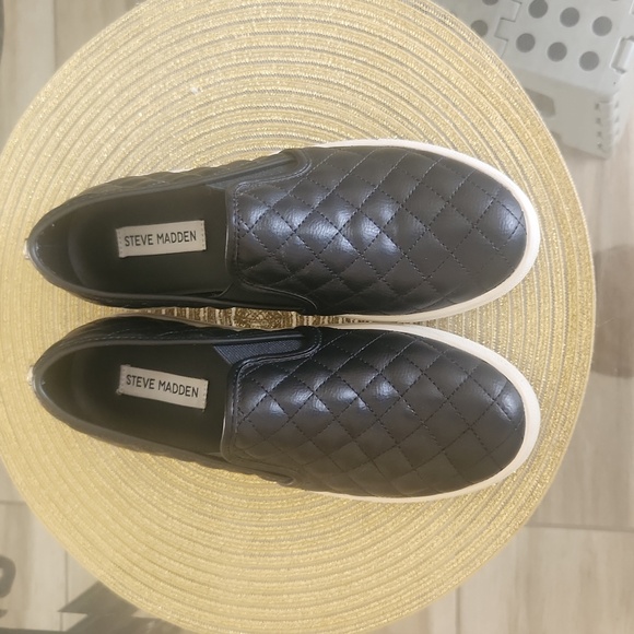 Steve Madden Ecentrcq patent Leather Quilted black Slip on Flat shoes  Size 9.5 - Picture 3 of 7